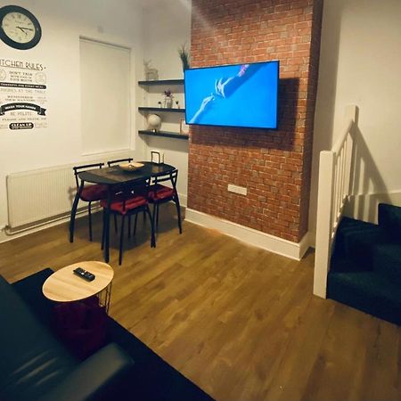 Large 4 Bedroom Home - Coventry City Centre Eksteriør billede
