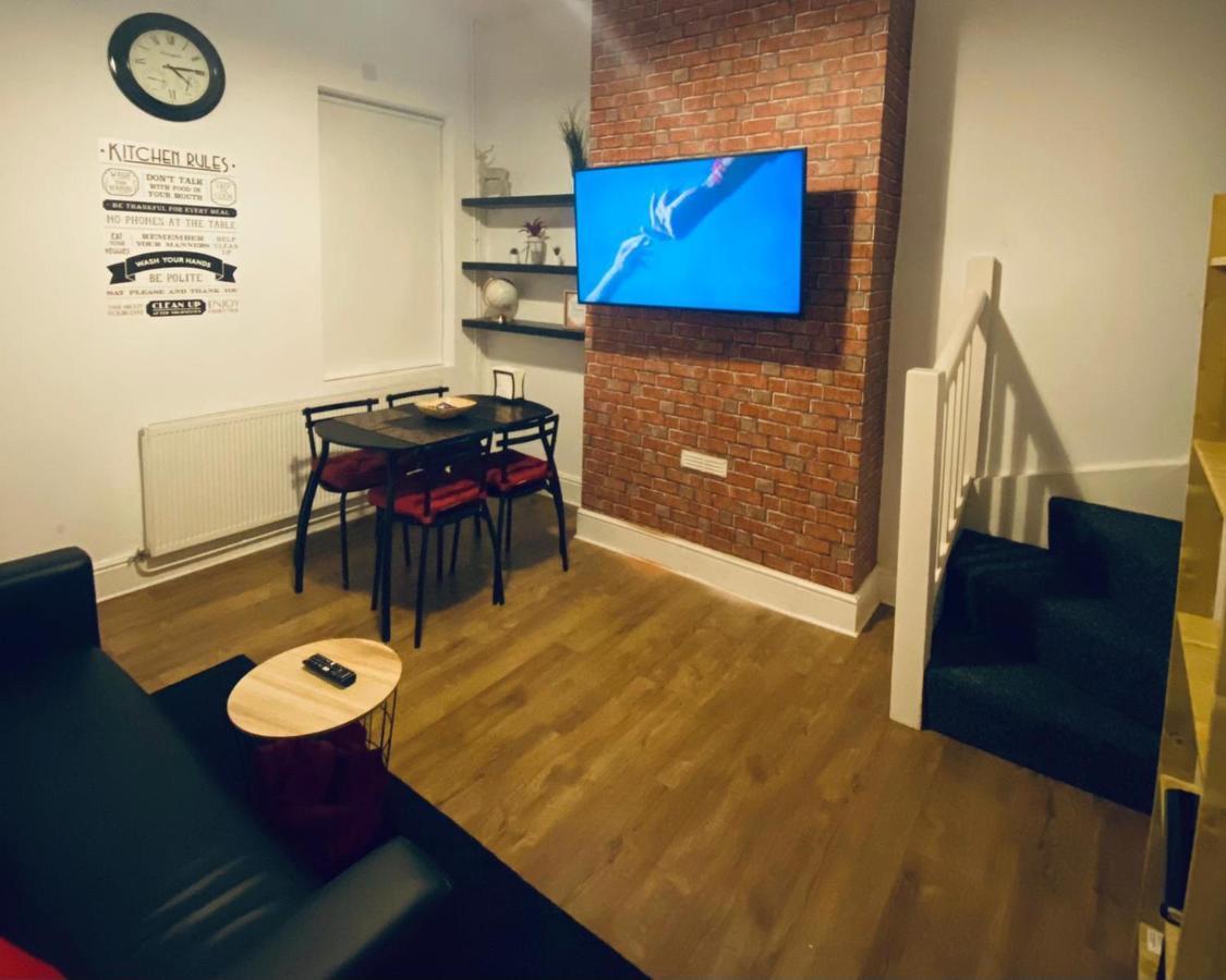 Large 4 Bedroom Home - Coventry City Centre Eksteriør billede