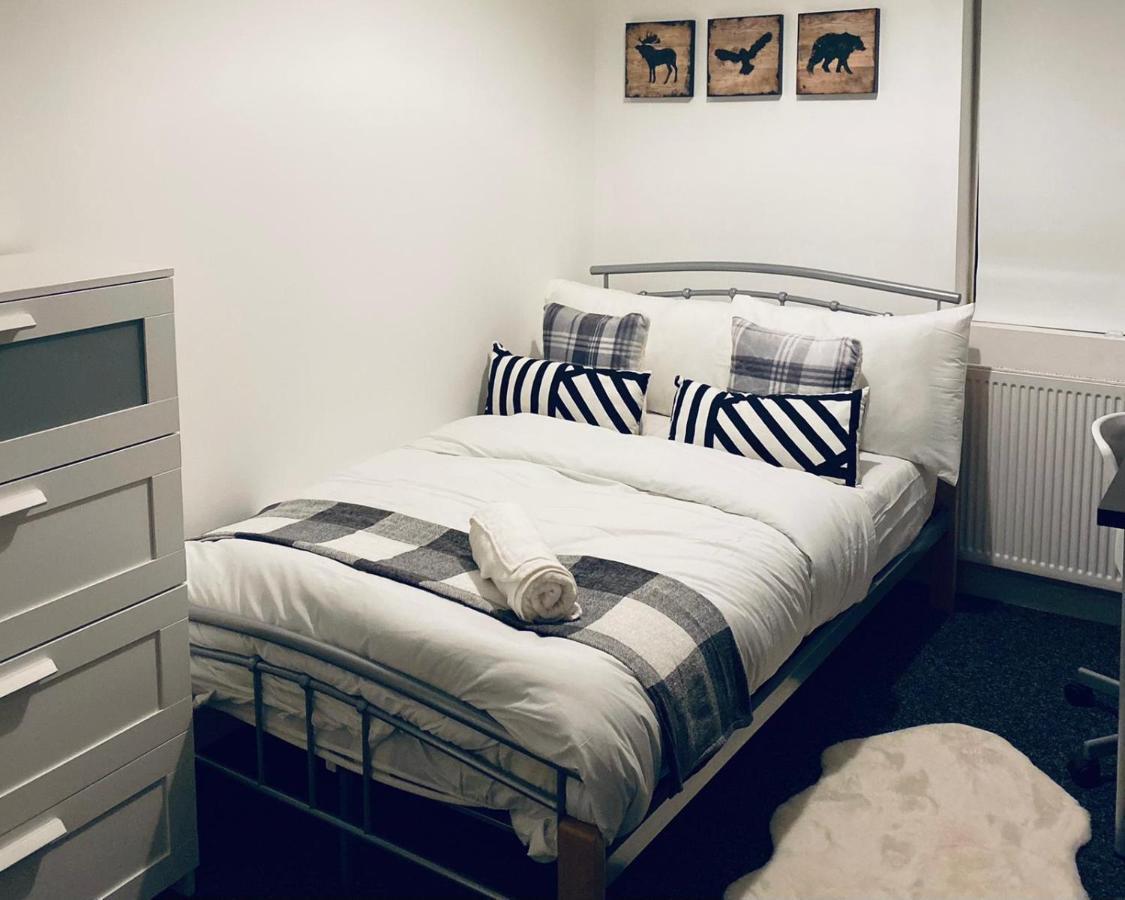 Large 4 Bedroom Home - Coventry City Centre Eksteriør billede