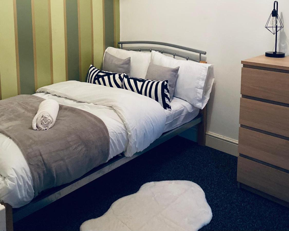 Large 4 Bedroom Home - Coventry City Centre Eksteriør billede