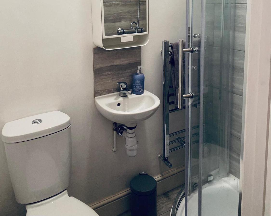Large 4 Bedroom Home - Coventry City Centre Eksteriør billede